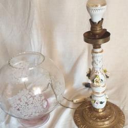 Lámpara de Mesa en Porcelana Floral Torneada y Base Bronce Usado