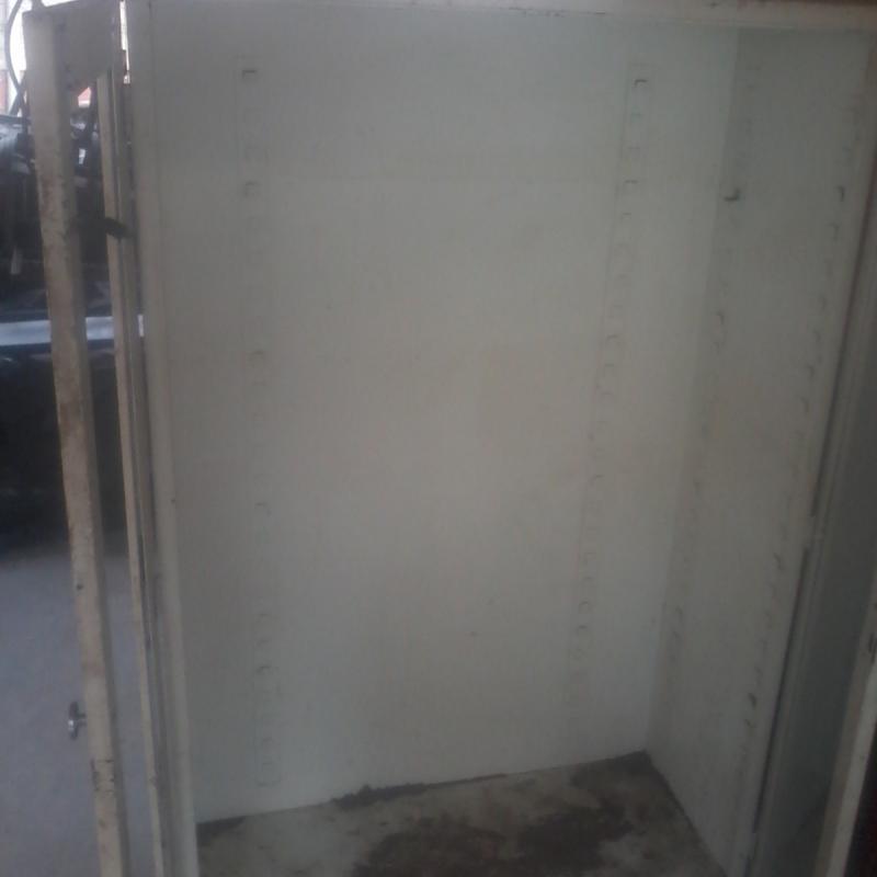 gabinete blanco de metal usado