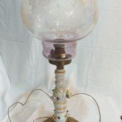 Lámpara de Mesa en Porcelana Floral Torneada y Base Bronce Usado