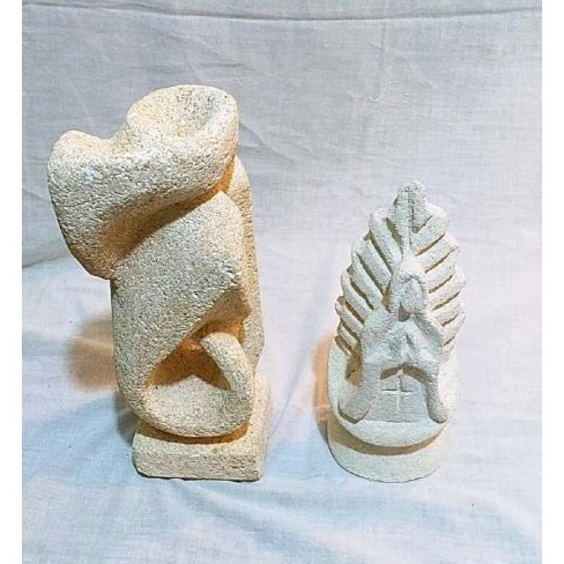 02 Esculturas de Piedra Caliza, La Virgen de Coromoto y Figura Abstracta Usados